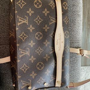 LV crossbody bag, can take off strap to make it a clutch. Price reflects auth.